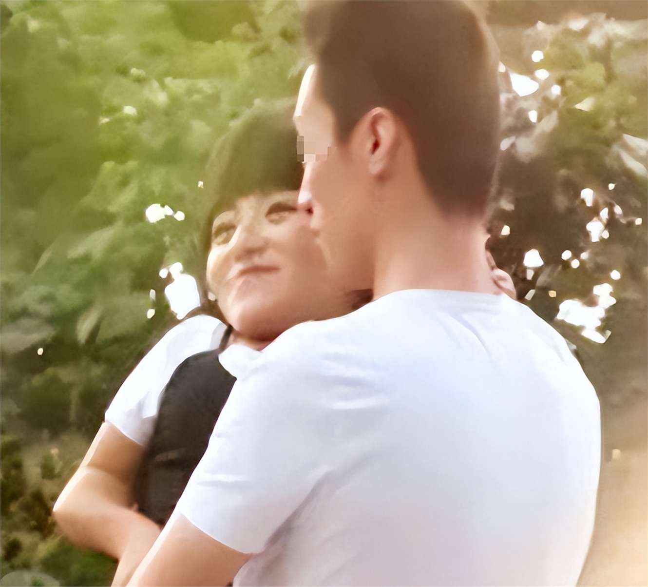 "侏儒网红"李喜梅:身高80厘米,两嫁180帅气老公,还冒死生娃