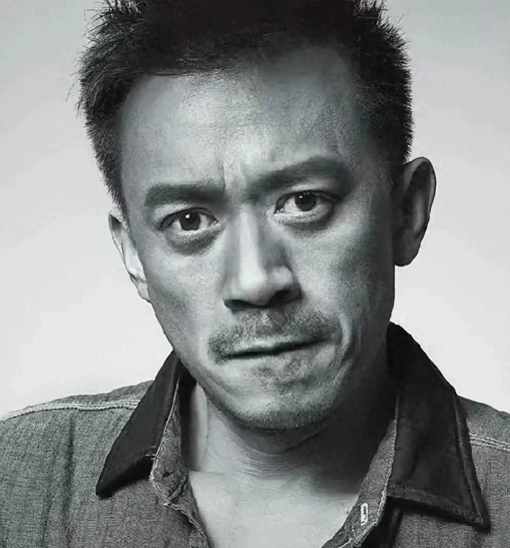 54岁王学兵近况曝光,头发稀疏去烫头,三婚两离现任妻子很漂亮