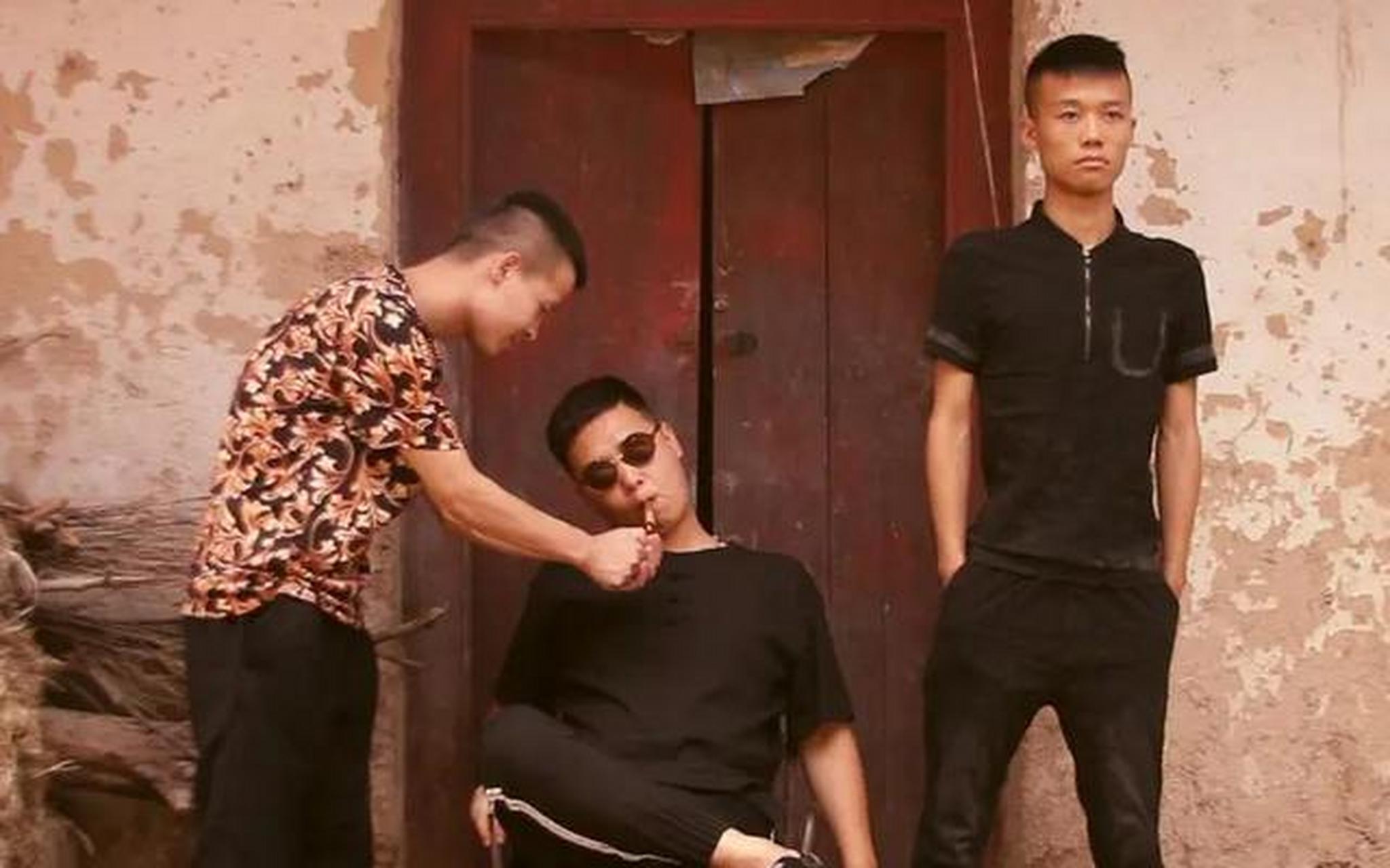 故事:我调任老家后,碰到舅舅面馆被地痞打砸,我挺身而出,混混却笑了:"