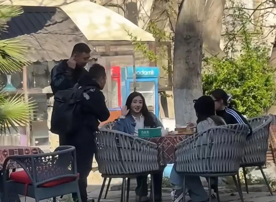 36岁张含韵被偶遇,肚子大没有腰身胖太多,和男友感情稳定幸福肥