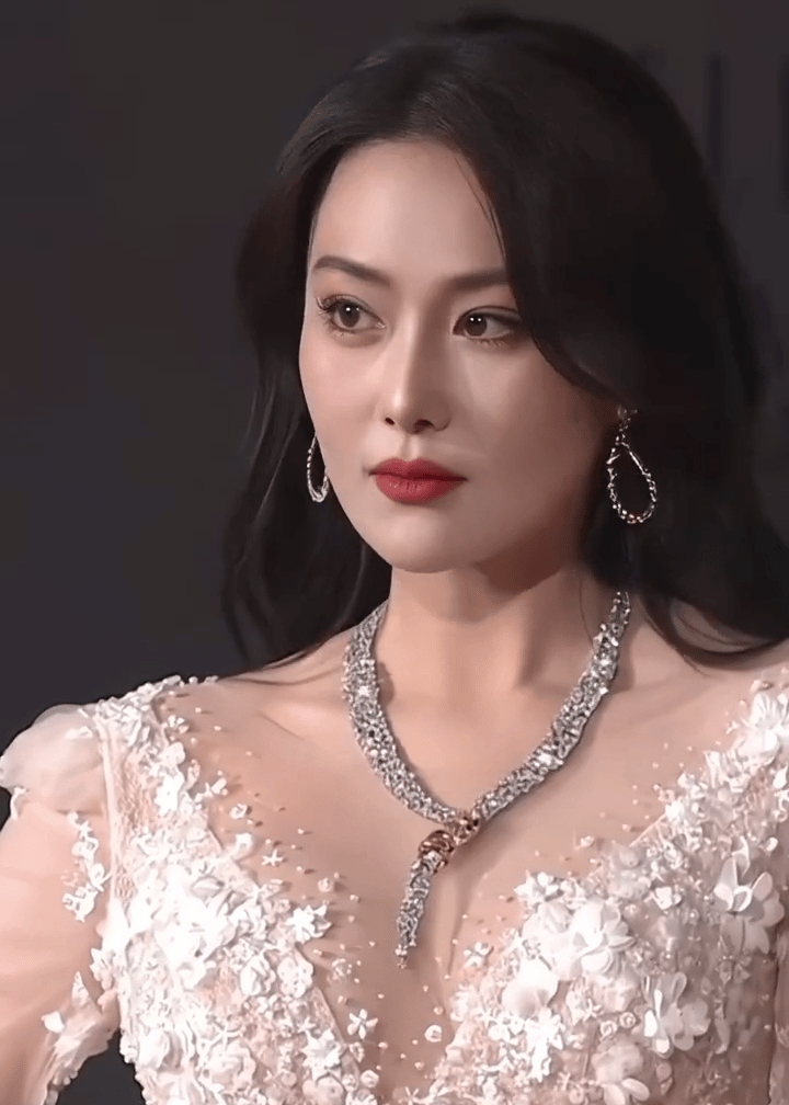 张馨予蕾丝白裙女人味十足:面相都变柔和了!