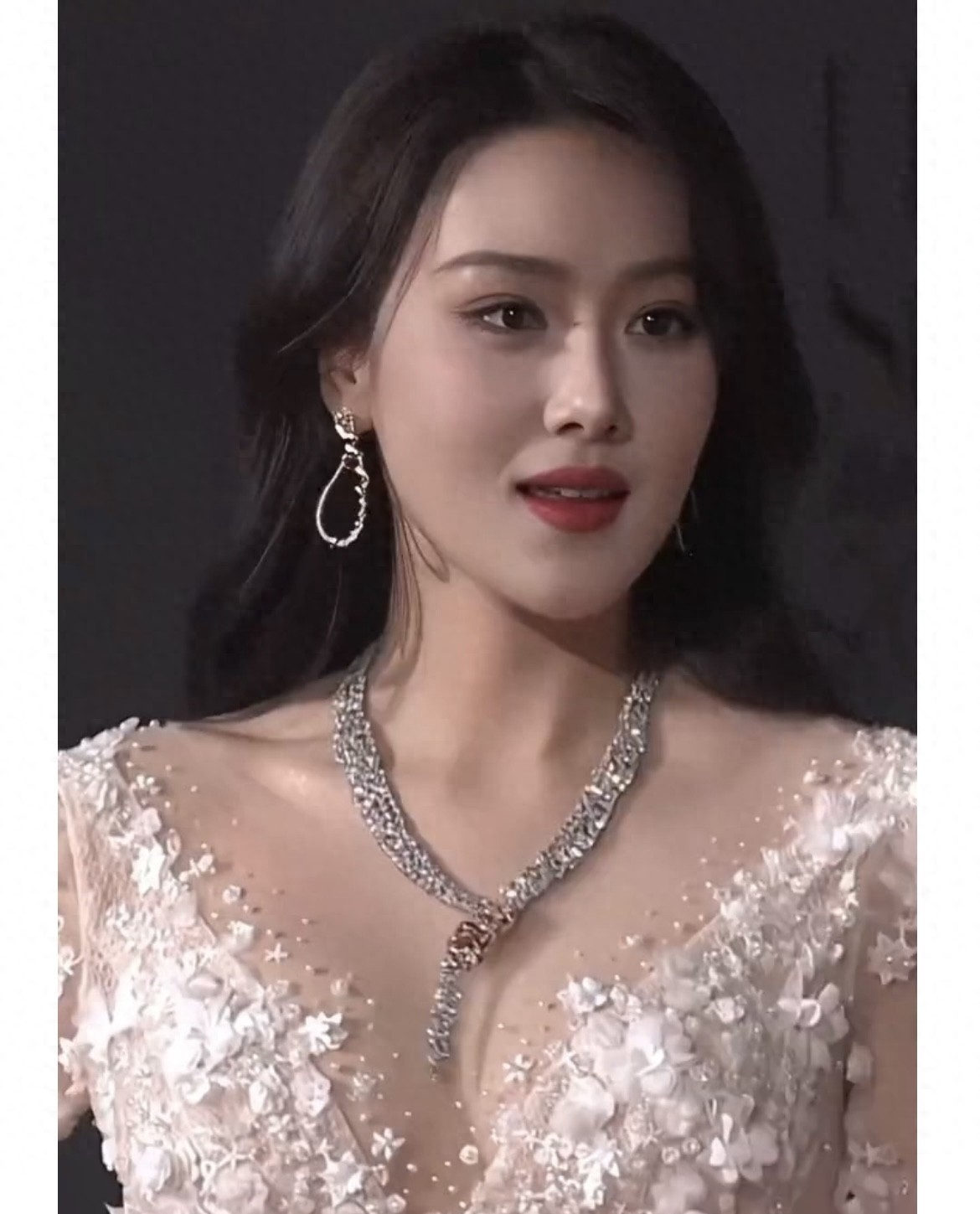 张馨予蕾丝白裙女人味十足:面相都变柔和了!