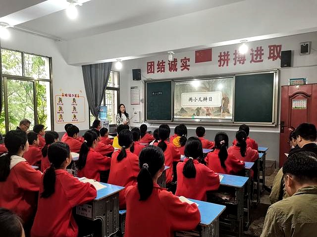 凯里三所小学联袂教研,教师合作促进教育资源共享