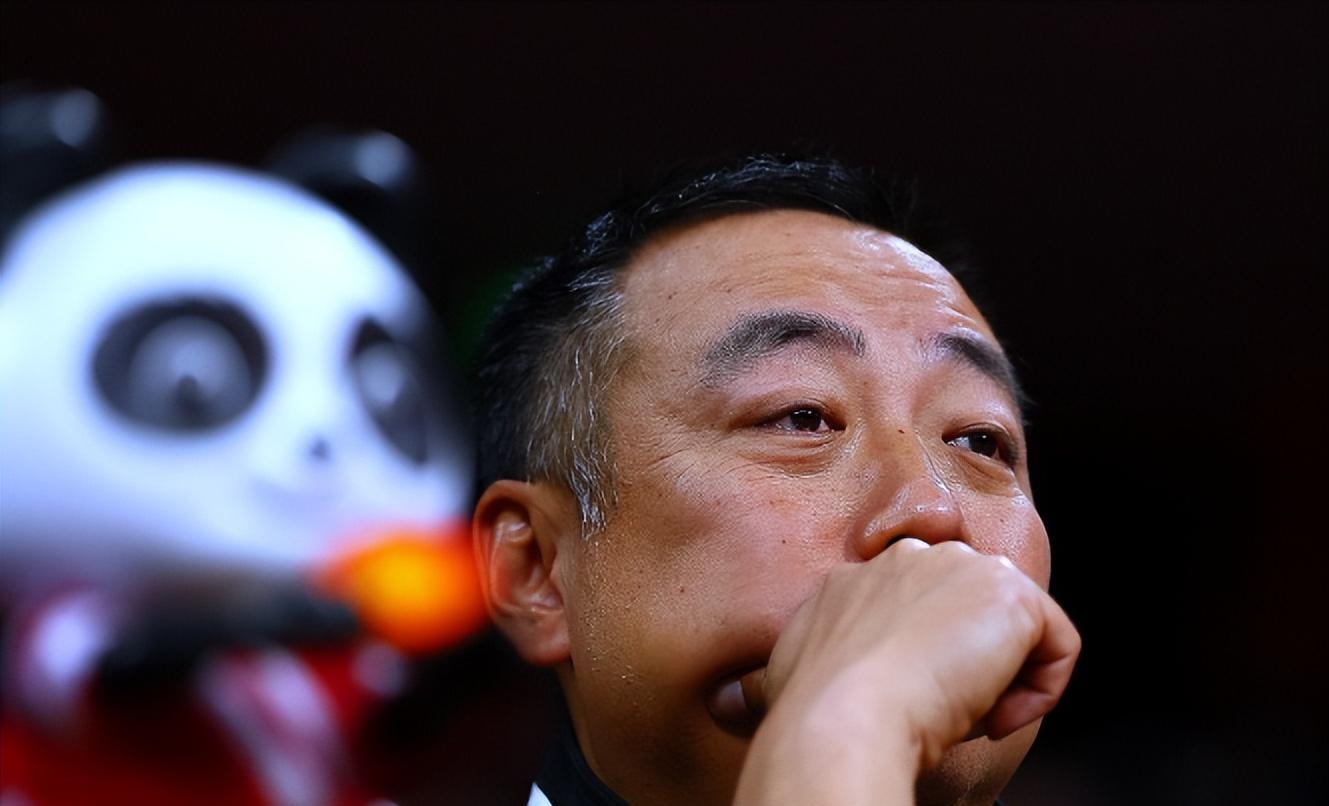 刘国梁哭红双眼,辞职原因很简单,可还是有人怀疑他"作秀"