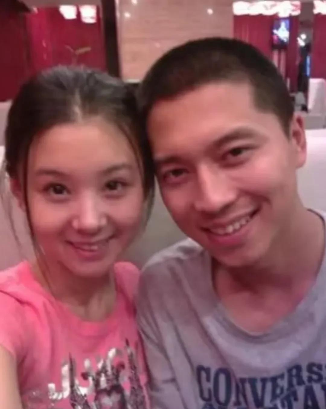 王雷与李小萌最新合影曝光,居然两人几乎无改变,依旧甜蜜!