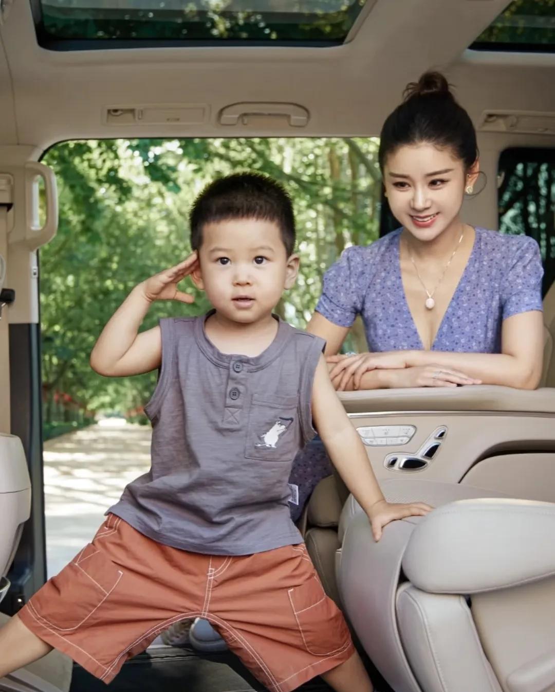 王雷与李小萌最新合影曝光,居然两人几乎无改变,依旧甜蜜!