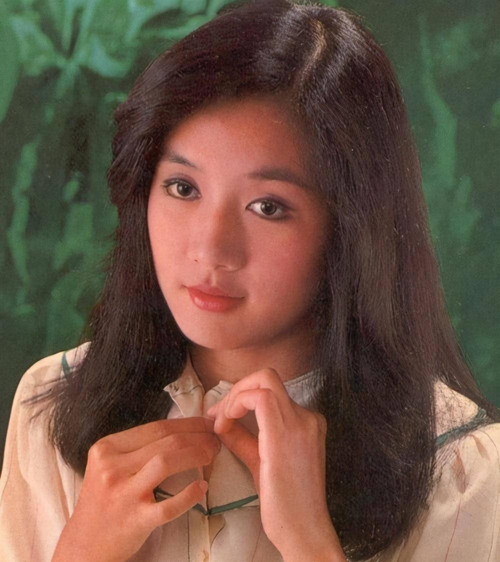 成龙被曝私生子:女方是"琼女郎"吕秀菱,疑似带球嫁富商谢艾文