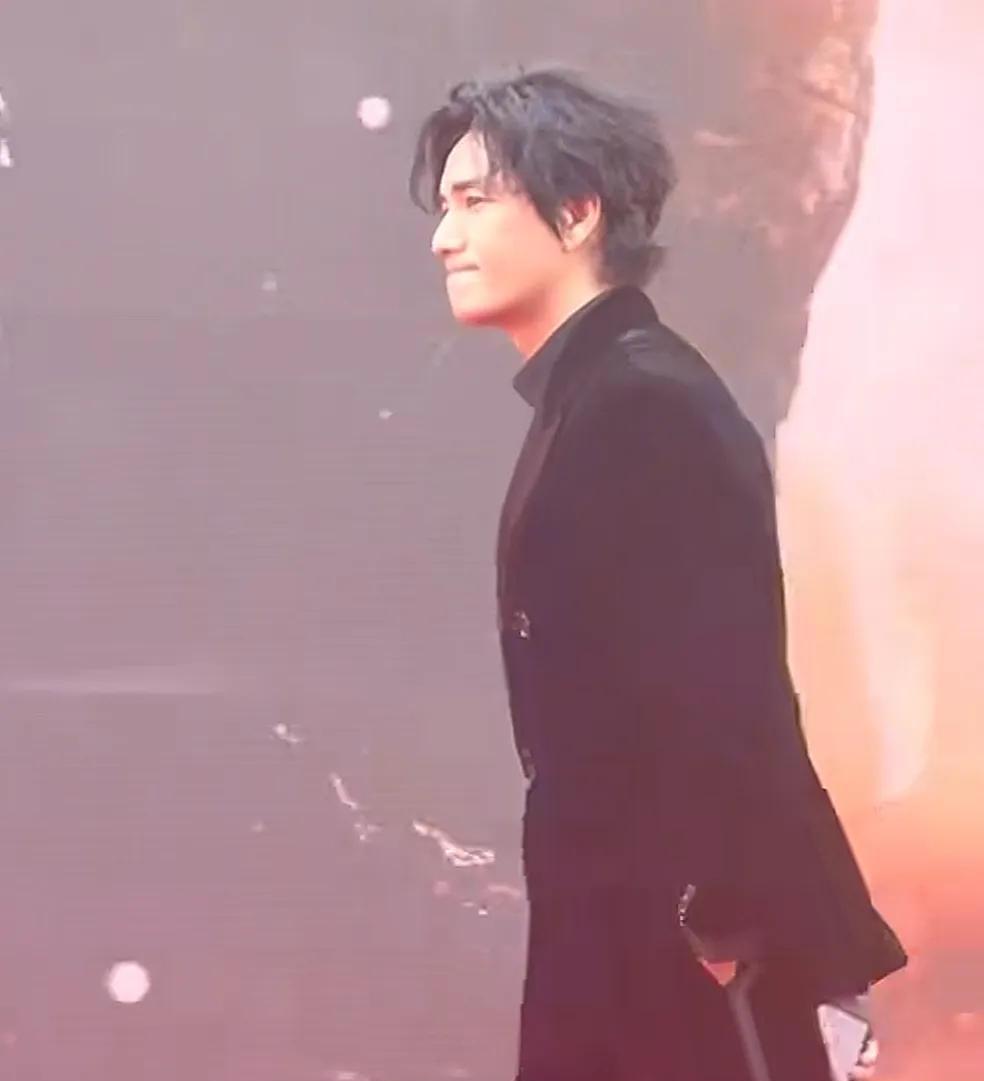 陈坤亮相华表奖,留一头长发,状态动作都有了改变,像"街溜子"