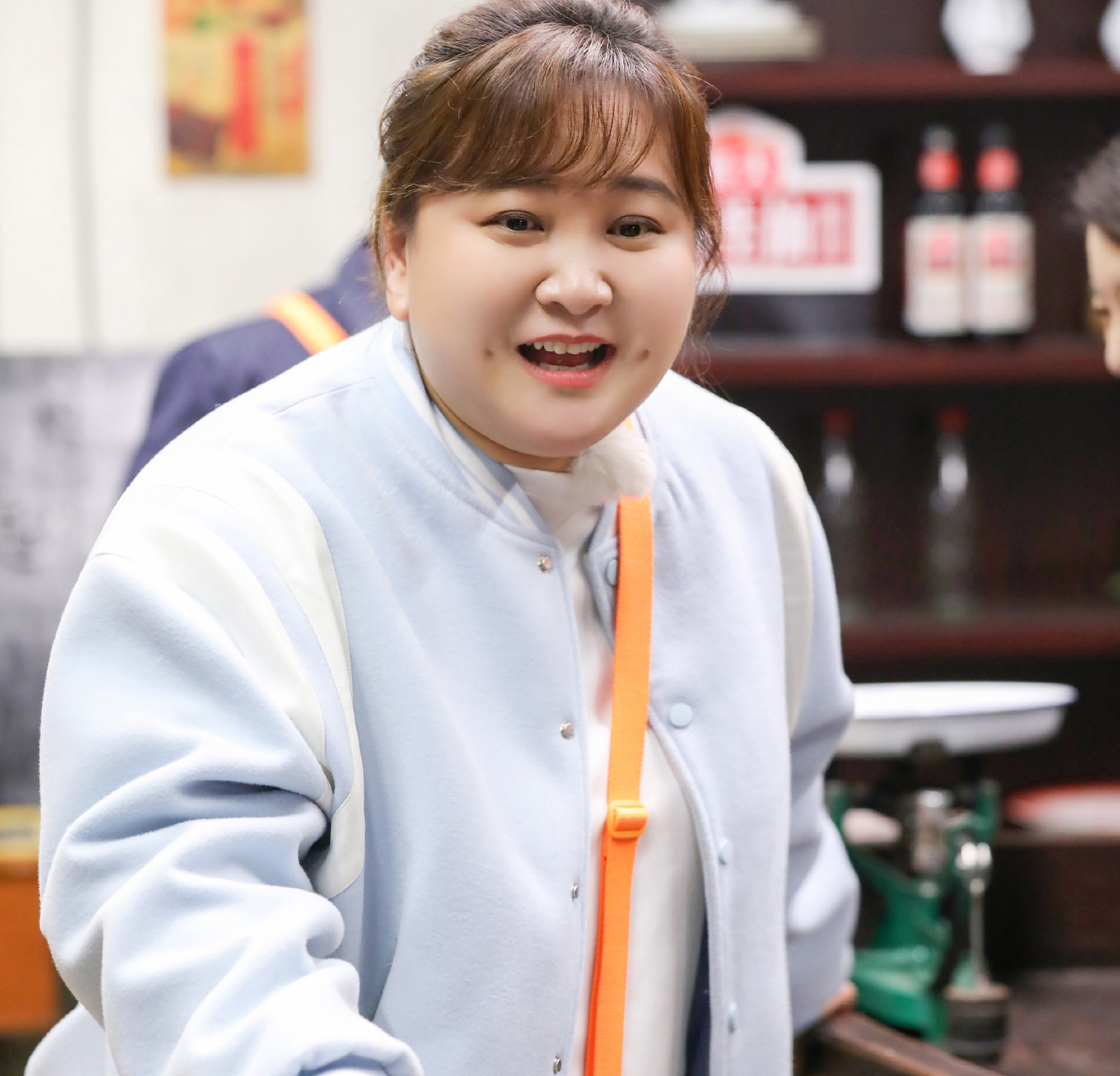 贾玲近照曝光,瘦到脱相没精神,脸色蜡黄,面部凹陷令人担忧