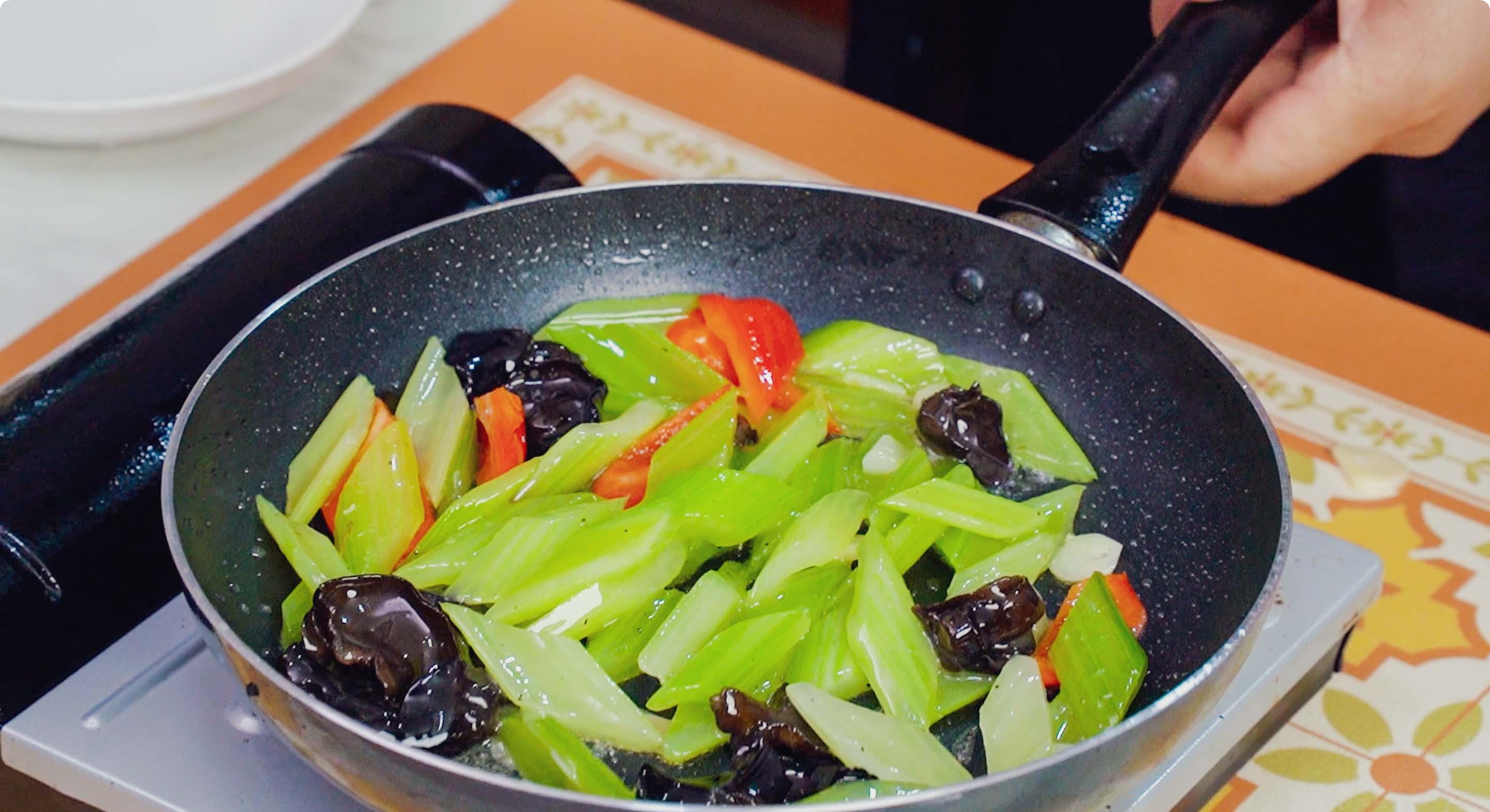 炒芹菜,别直接下锅,多这一步,芹菜清香又脆嫩,素炒也好吃