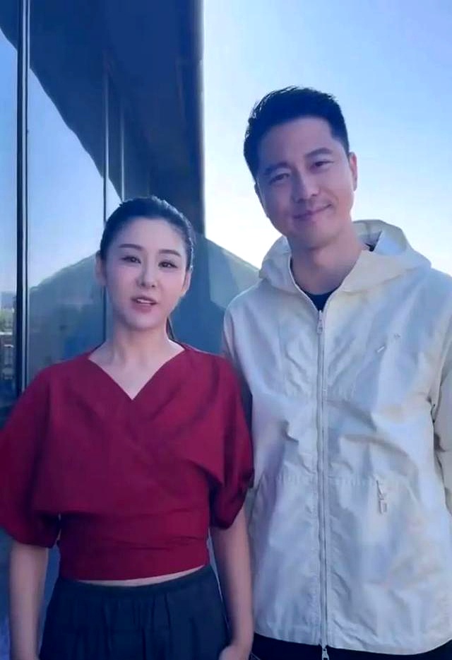 王雷李小萌夫妇现身机场,男神身高1米85,身材健硕