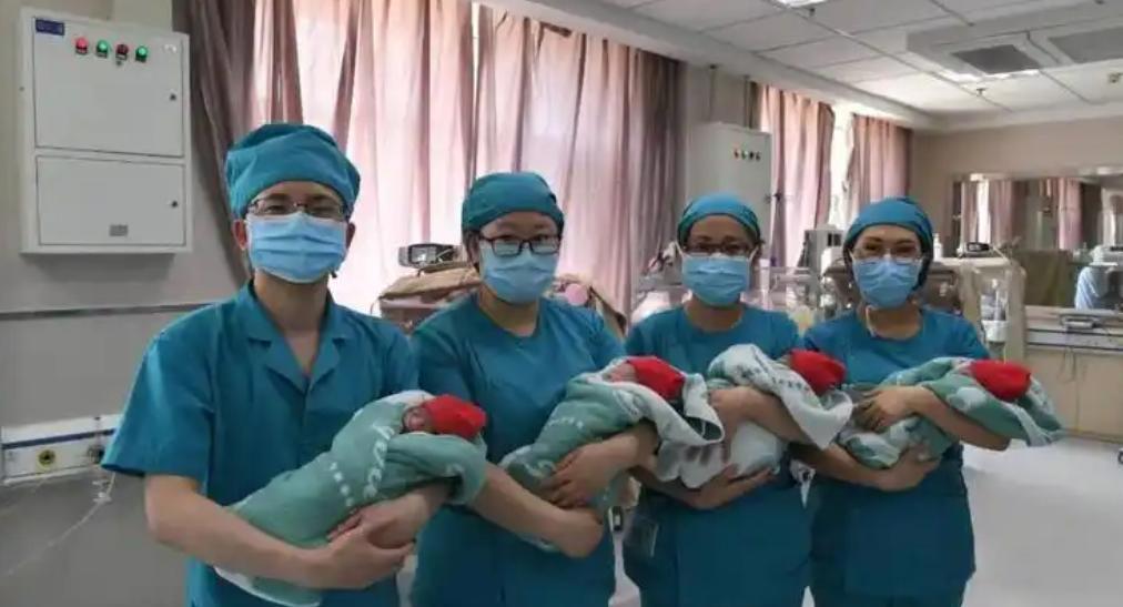中国首例全男四胞胎:出生时四人总重5.5公斤,18年后均考取名校