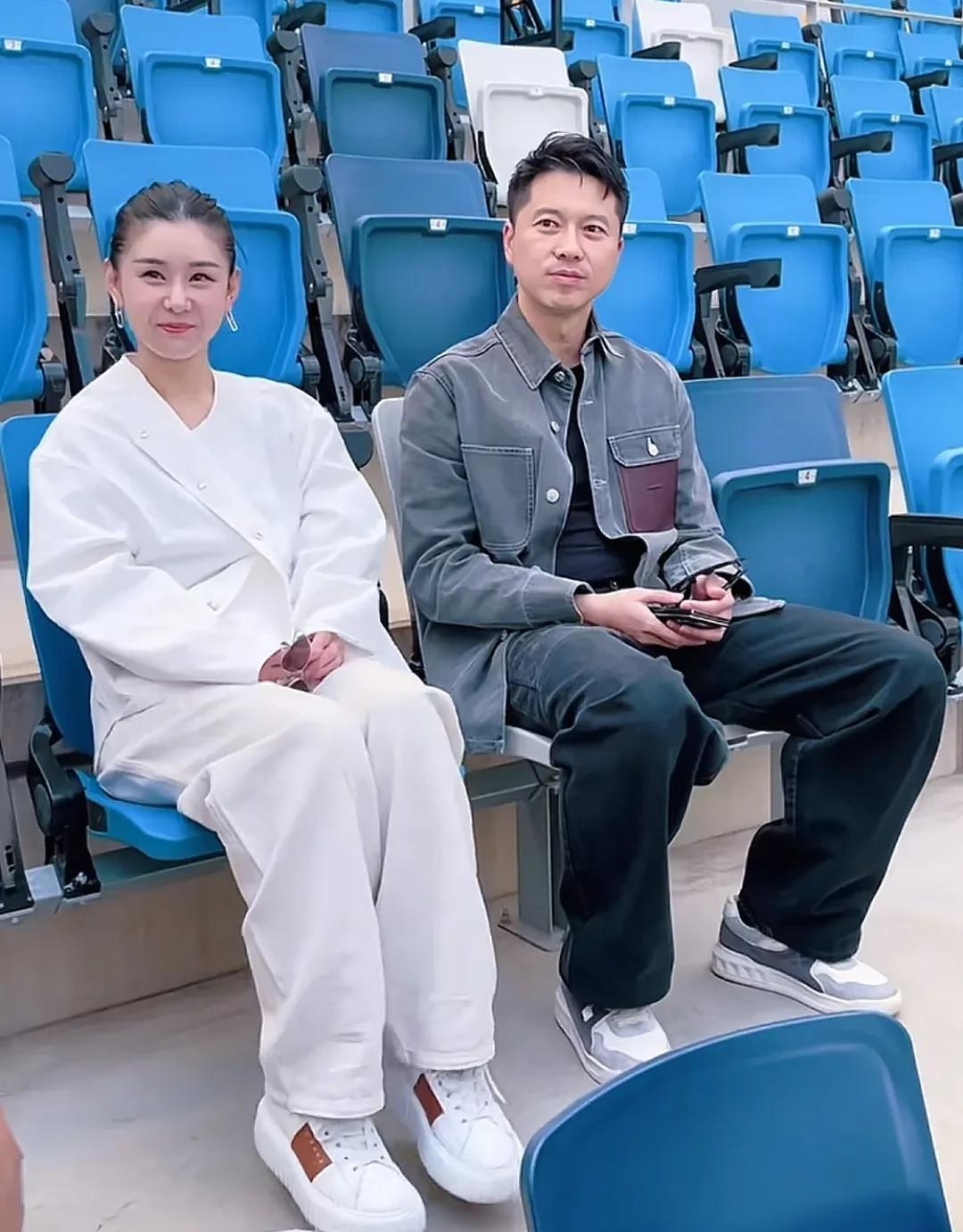 李小萌和王雷同框夫妻俩太般配了双方的妈妈也特别美