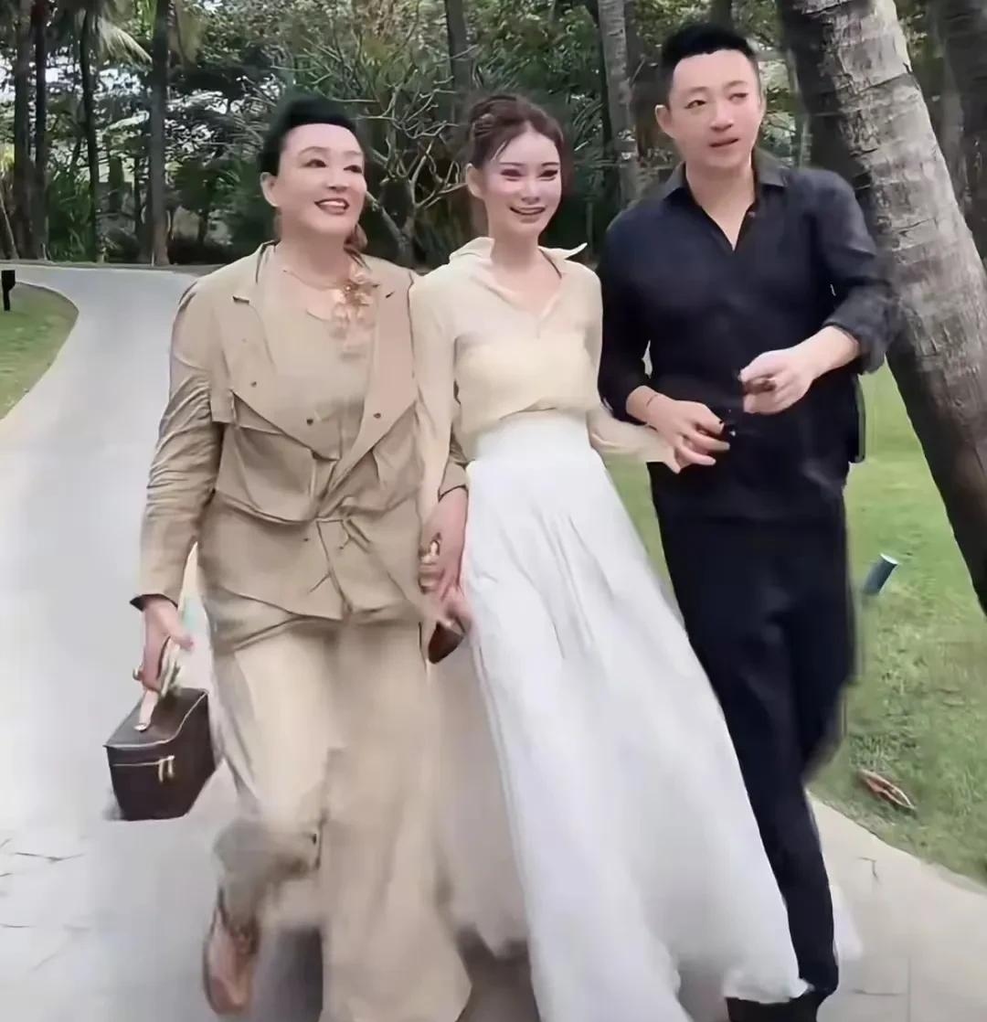 汪小菲开直播那会儿我正蹲在沙发上啃西瓜