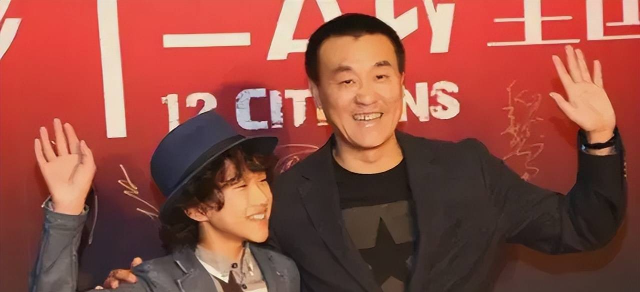 原来她是何冰老婆!结婚27年生帅气儿子,如今21岁子承父业