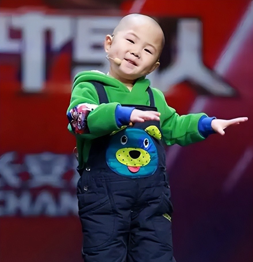 山东可爱小孩张峻豪三岁成名,四岁亮相央视,五岁登上春晚