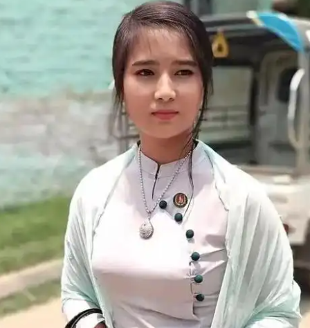 22岁缅甸美女远嫁成都8年,期间寄150万回家里,回家探亲竟当场崩溃