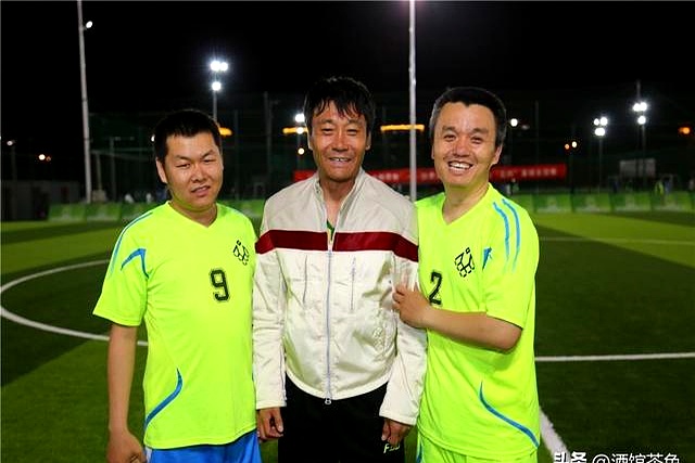 前国脚高峰现状:54岁很沧桑,妻子也是运动员,儿子高兴和继父亲