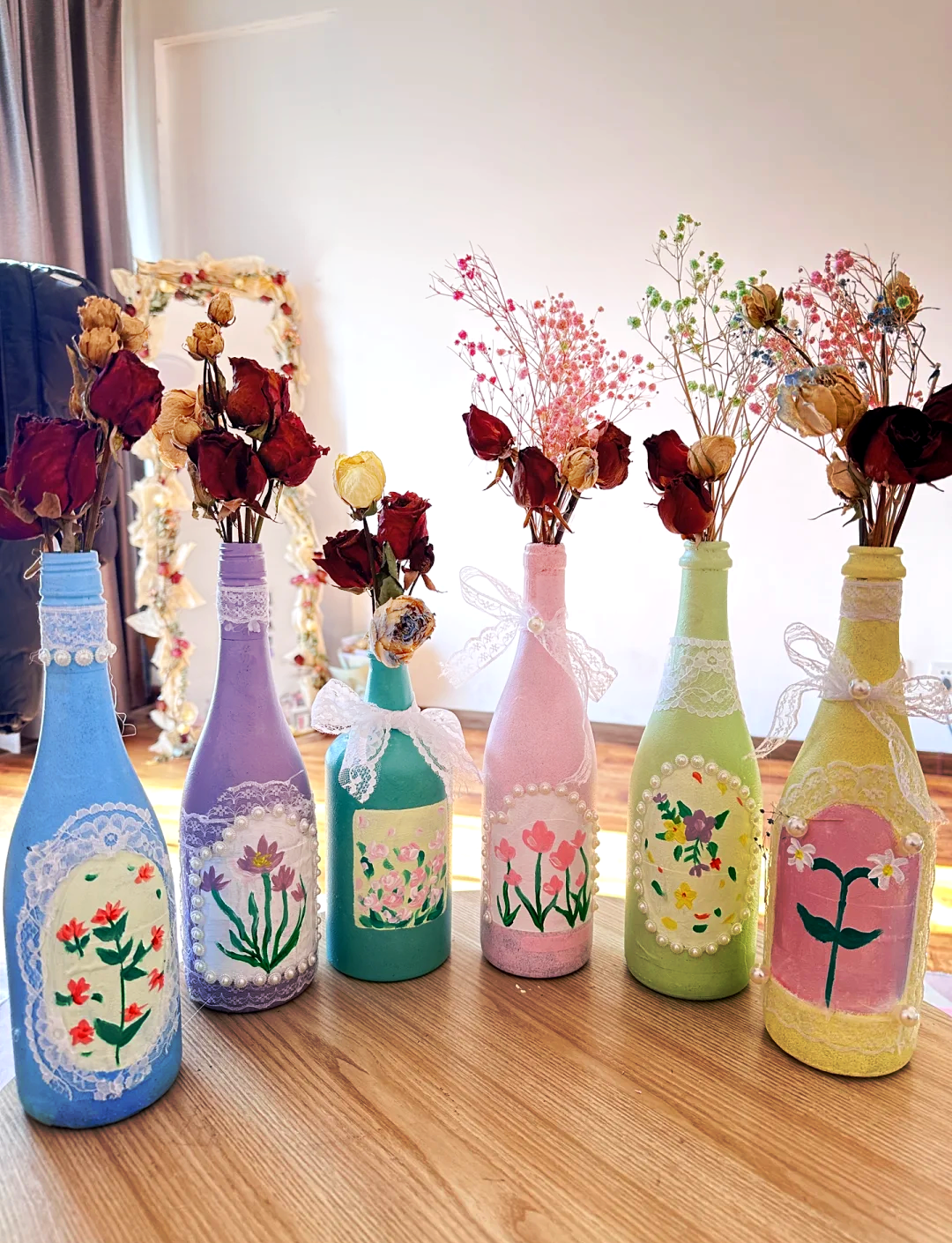 从复古风台灯到极简风花瓶,酒瓶回收改造不仅环保,还能让家里多一件独