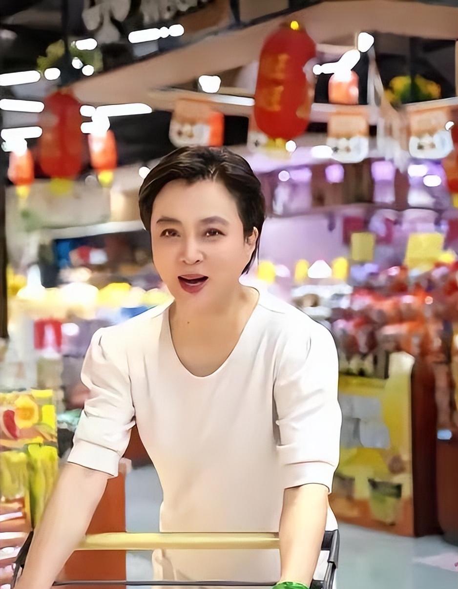 李玲玉现状:62岁风韵犹存,和加拿大老公分居多年,儿子1米9很帅