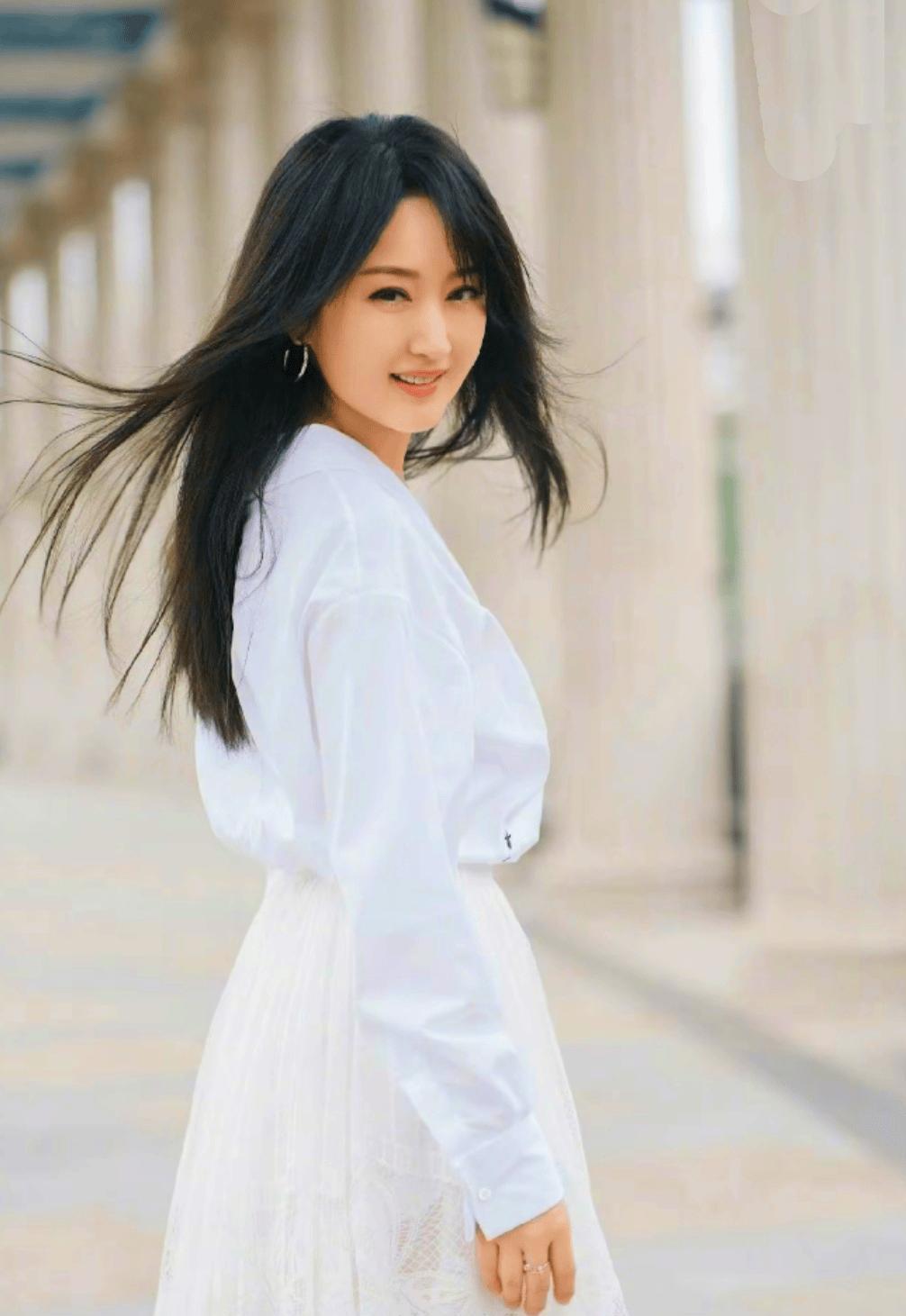 甜美歌手杨钰莹在豪宅庆祝生日,玫瑰花遍地,54岁独身与爱犬相伴