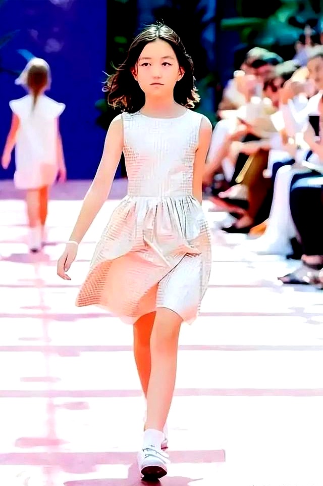 王菲女儿李嫣近照被曝出,兔唇已不明显,看上去很富态