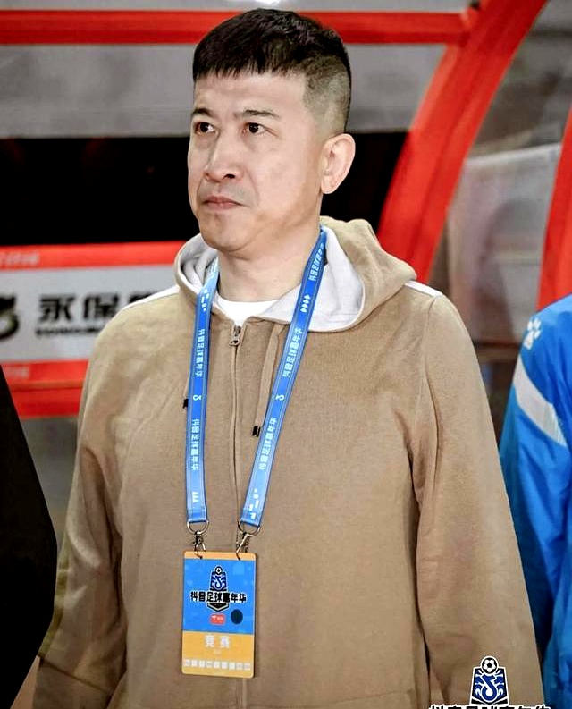 前青岛黄海投资人王泽楷现场观战,这俩队跻身青岛市足协杯四强