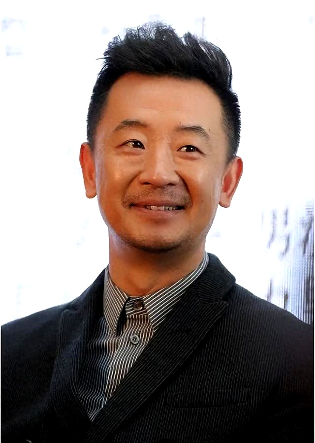 黄海波现状:财富自由,49岁胡子拉碴略显老,10岁儿子很像妈