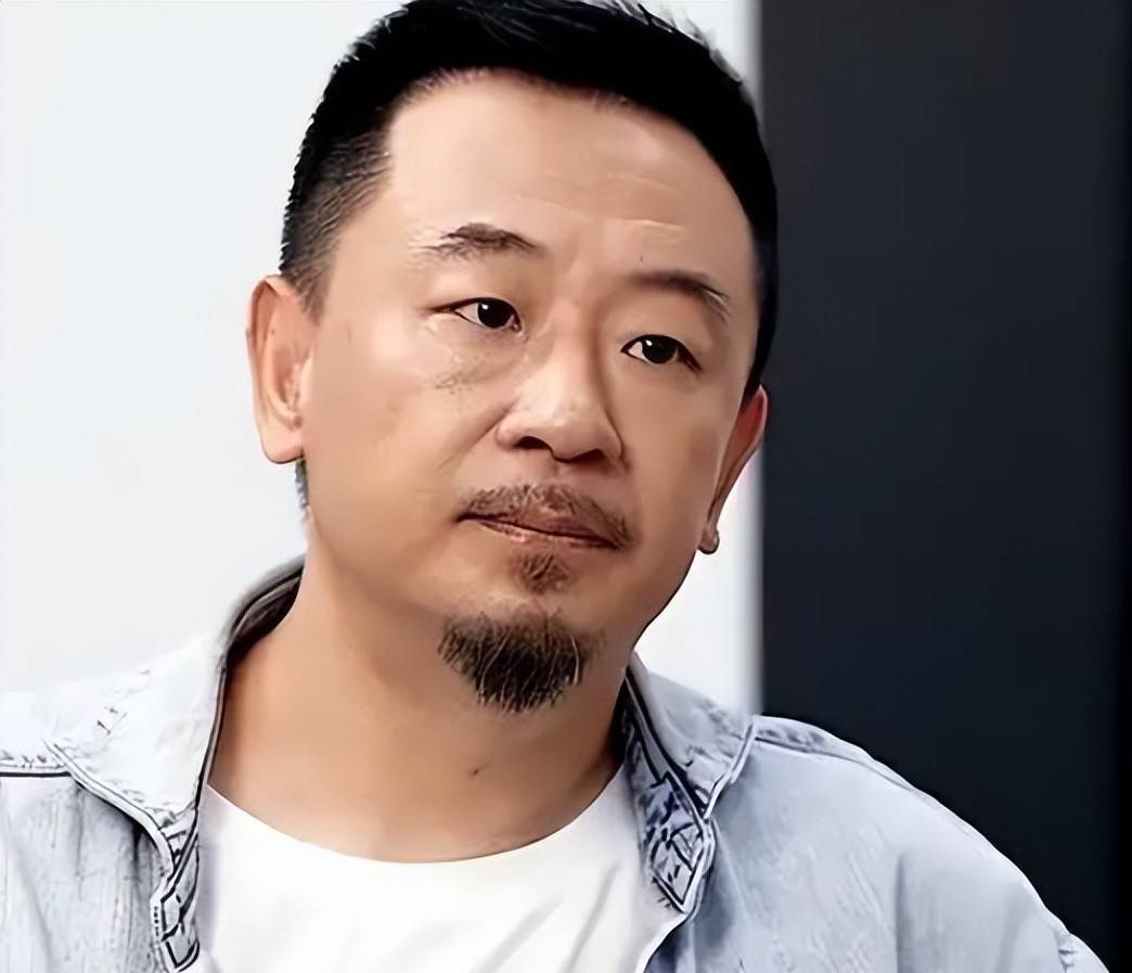 黄海波现状:已财富自由,49岁略显老,8岁儿子很像妈妈