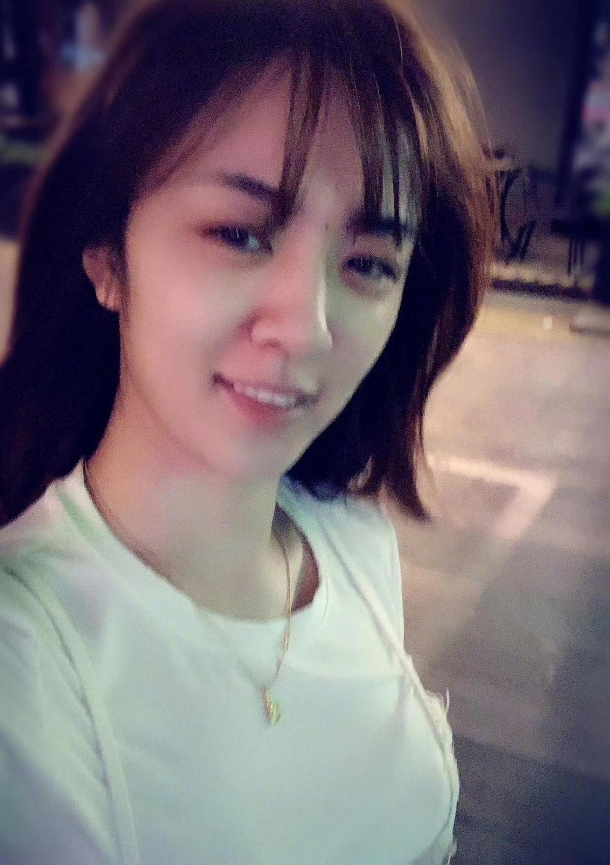 祝贺俞灏明与王晓晨正式宣布结婚展示鸽子蛋般的大钻戒