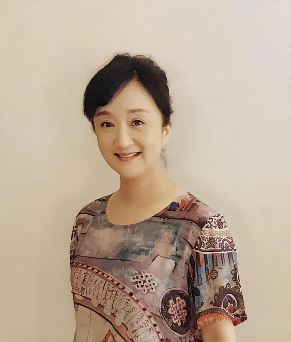 64岁演员杨昆逆袭,拍戏不忘带货,潇洒无儿无女也精彩!