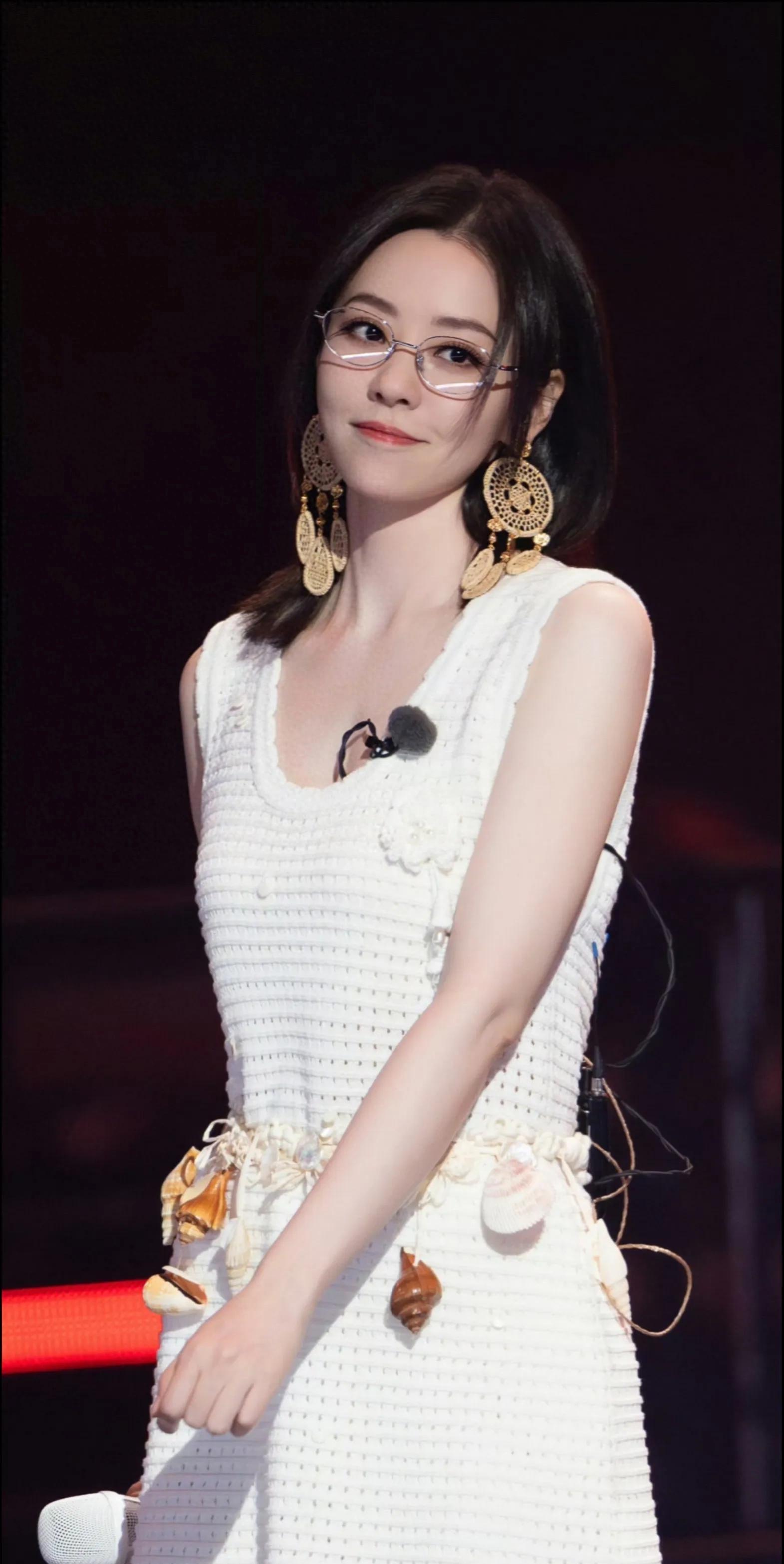 张靓颖戴眼镜,我滴妈呀,太美了!张靓颖眼镜镂空长裙壁纸美图!