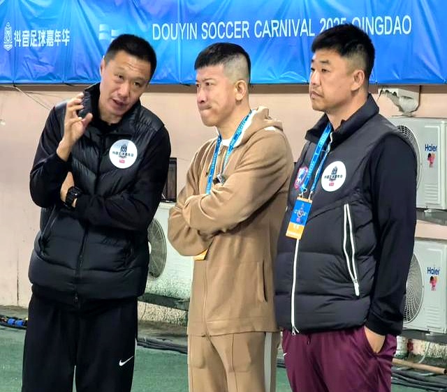 前青岛黄海投资人王泽楷现场观战,这俩队跻身青岛市足协杯四强