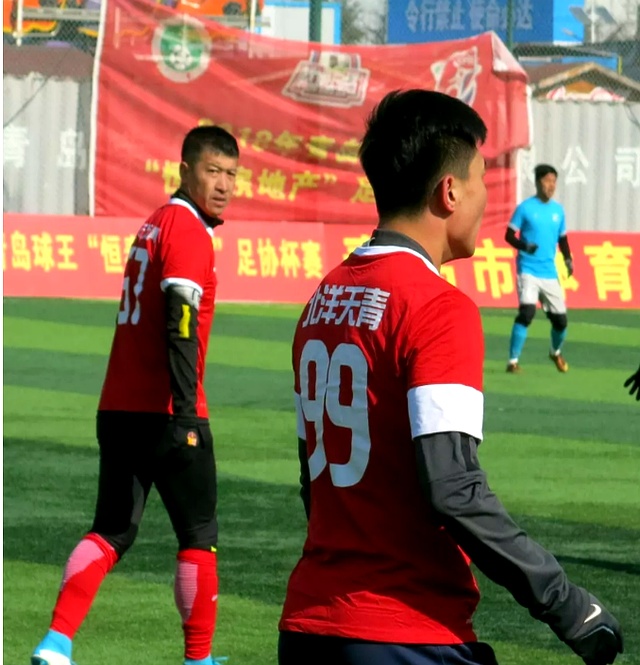 前青岛黄海投资人王泽楷现场观战,这俩队跻身青岛市足协杯四强