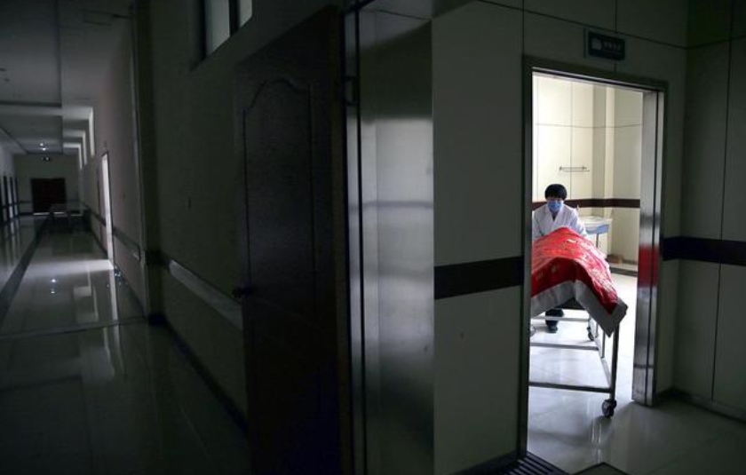 火葬场清洁工夜探停尸房,揭秘保安与尸体诡异交易,真相令人咋舌