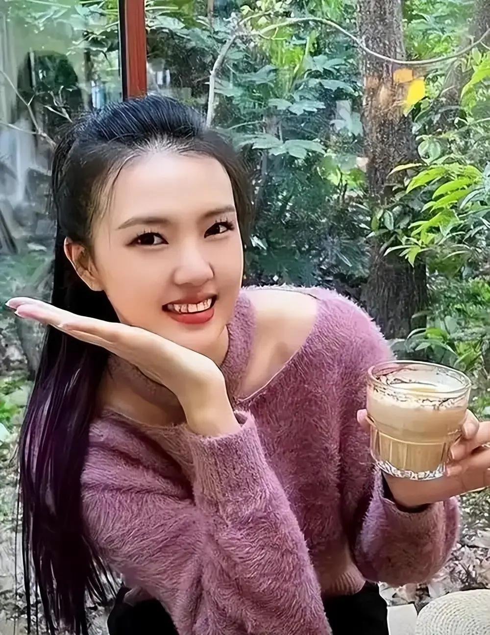 张常宁怀孕退役?现身回应,520晒老公合影,谁注意她的小腹
