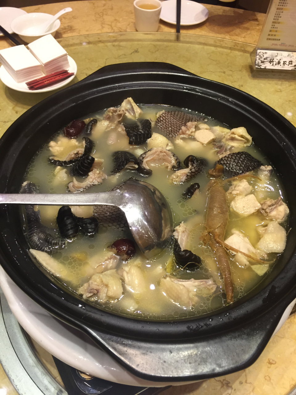 公公每周都给我送碗蛇汤,有天我喝不下给小狗,次日清晨却愣住了