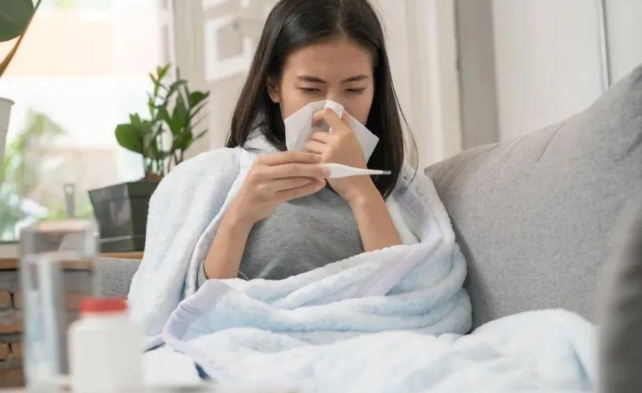 夏天吹空调导致的发烧,算病毒感冒吗?要不要吃药?