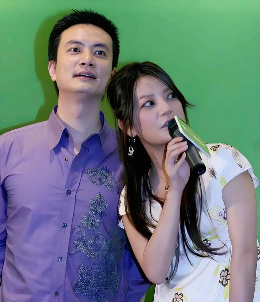 赵薇千金辟谣获网友支持,母女海边度假尽显温馨