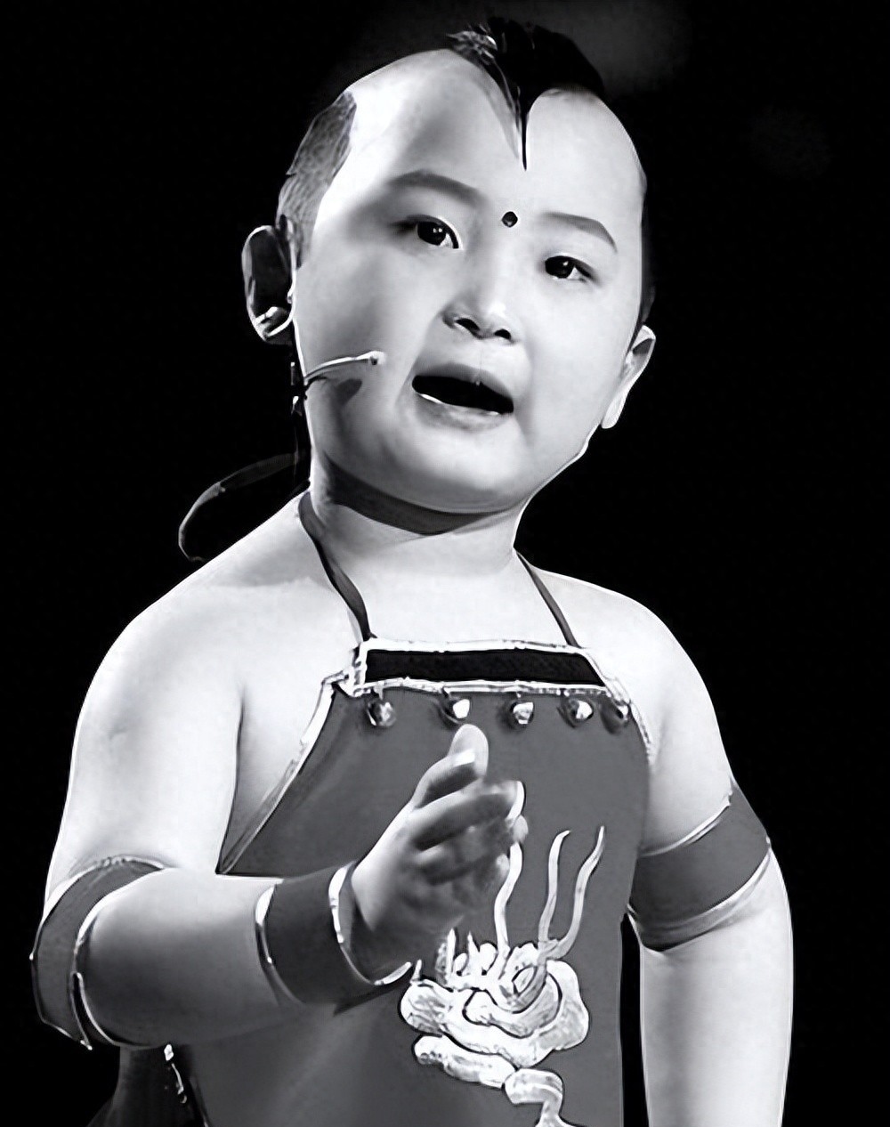 6岁上春晚8岁去世,被父母"吸干血"的邓鸣贺,悲剧谁来买单?