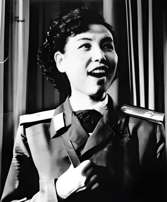 传奇演员张映哲:战火淬炼的歌者,一曲《英雄赞歌》镌刻时代脊梁