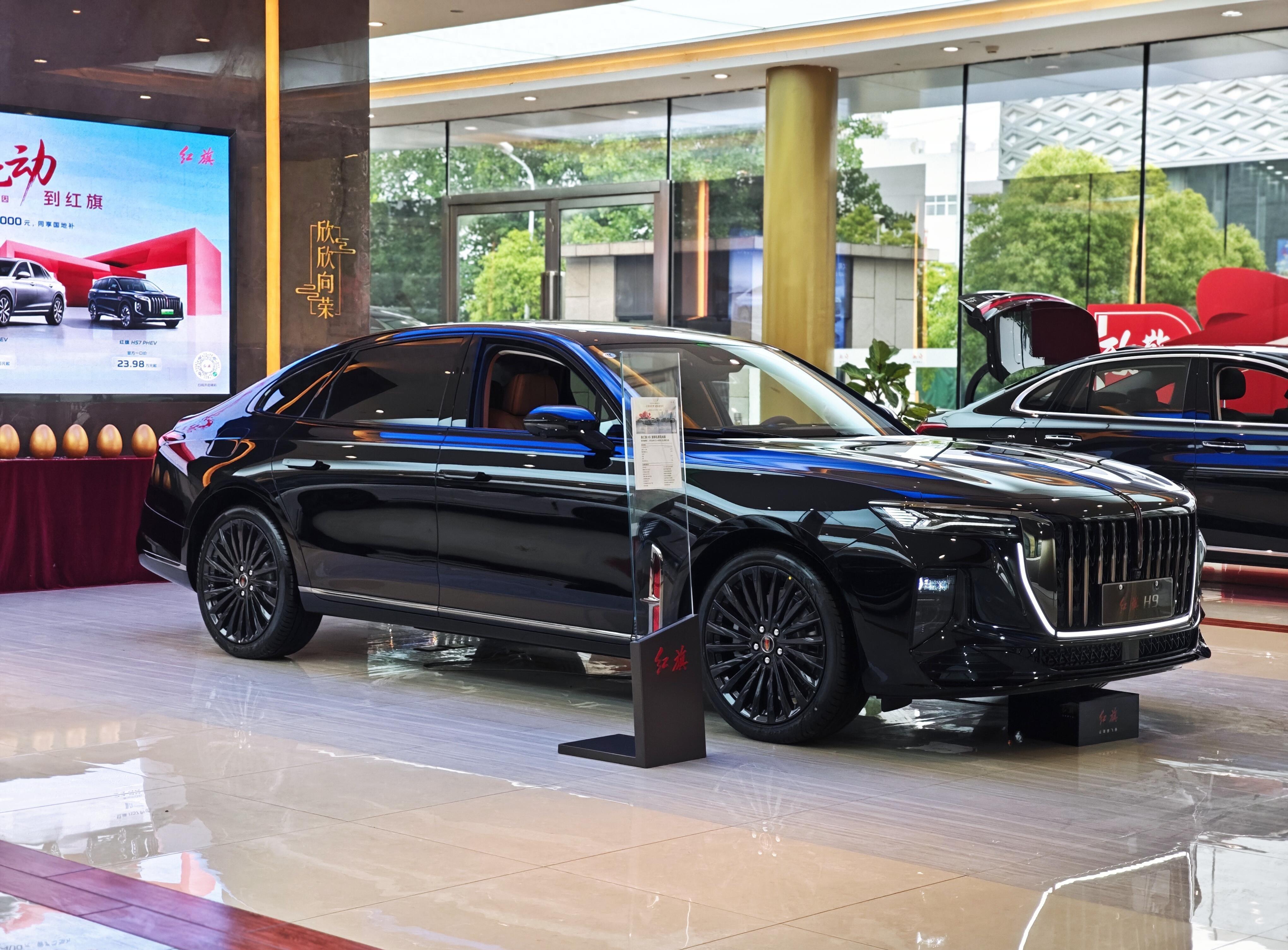 25款红旗h9实车亮相,选装变标配,升级20英寸熏黑轮毂 全系8at