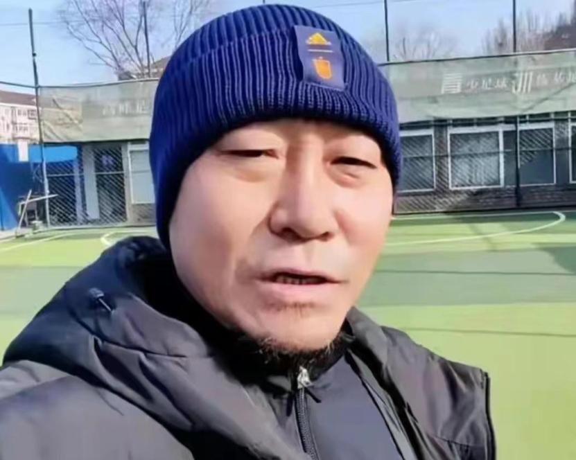 足坛名宿高峰现状!54岁变化巨大,老婆曾是运动员未再育子女