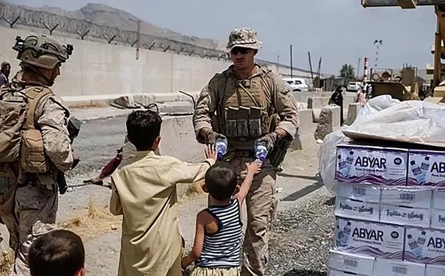 21年阿富汗现总统跑路,前总统却坚守喀布尔!卡尔扎伊,为啥不跑