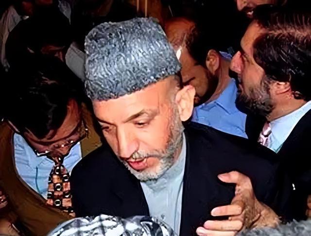 21年阿富汗现总统跑路,前总统却坚守喀布尔!卡尔扎伊,为啥不跑