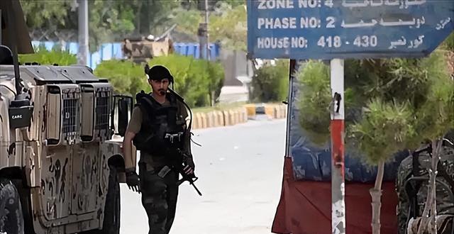 21年阿富汗现总统跑路,前总统却坚守喀布尔!卡尔扎伊,为啥不跑