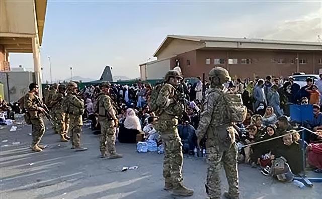 21年阿富汗现总统跑路,前总统却坚守喀布尔!卡尔扎伊,为啥不跑