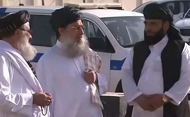 21年阿富汗现总统跑路,前总统却坚守喀布尔!卡尔扎伊,为啥不跑