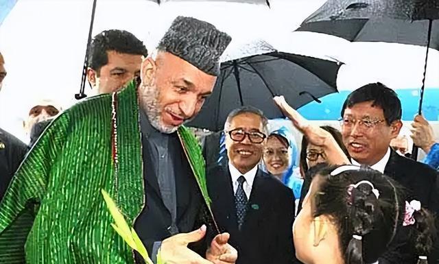 21年阿富汗现总统跑路,前总统却坚守喀布尔!卡尔扎伊,为啥不跑