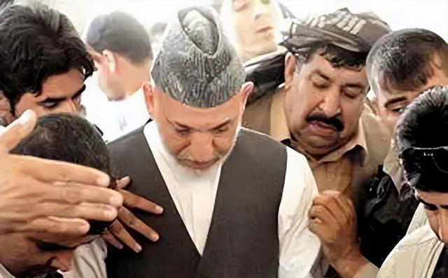 21年阿富汗现总统跑路,前总统却坚守喀布尔!卡尔扎伊,为啥不跑